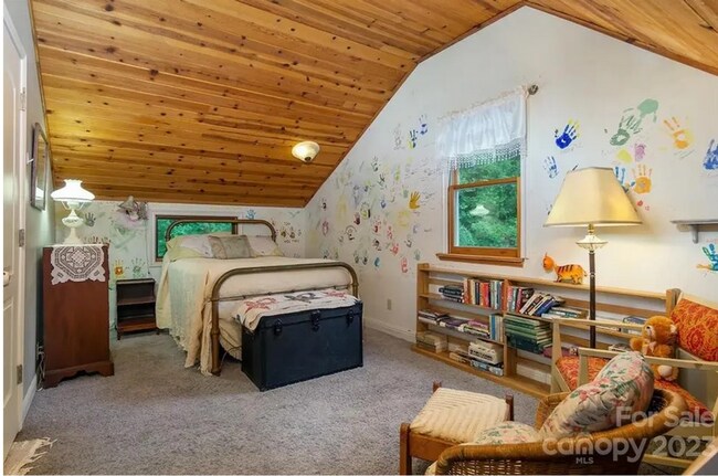 Building Photo - Woderfully Furnished Mountain Home