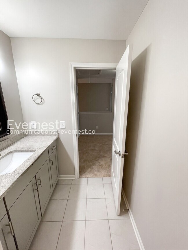 Building Photo - Charming Modern Home / 5 beds 3.5 baths / Garage attached / Fenced-Yard / Available now!