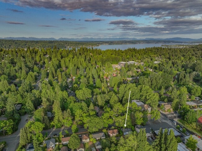 Building Photo - Updated 2 bed 1 bath Wedgewood area home