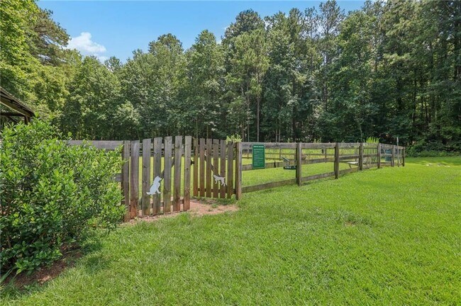 Building Photo - 5525 Hampstead Way