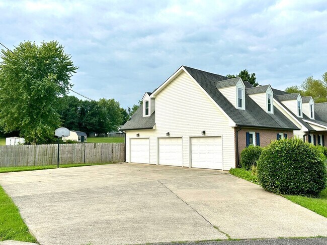 Building Photo - Stunning Single-Family Home with Plenty of...