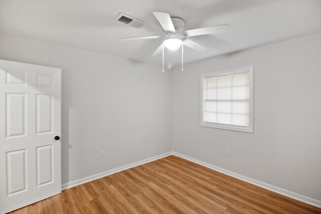 Building Photo - 1027 Tanglewood Dr
