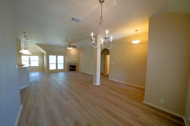 Building Photo - Move-In Ready Property Now Available in Selma, TX! - Realtor Commission: $600