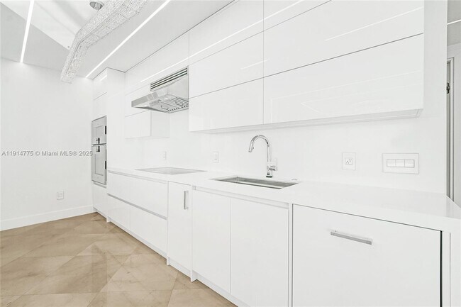 Building Photo - 101 S Fort Lauderdale Beach Blvd