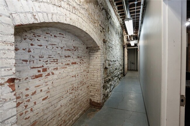 Building Photo - 635 W Lakeside Ave