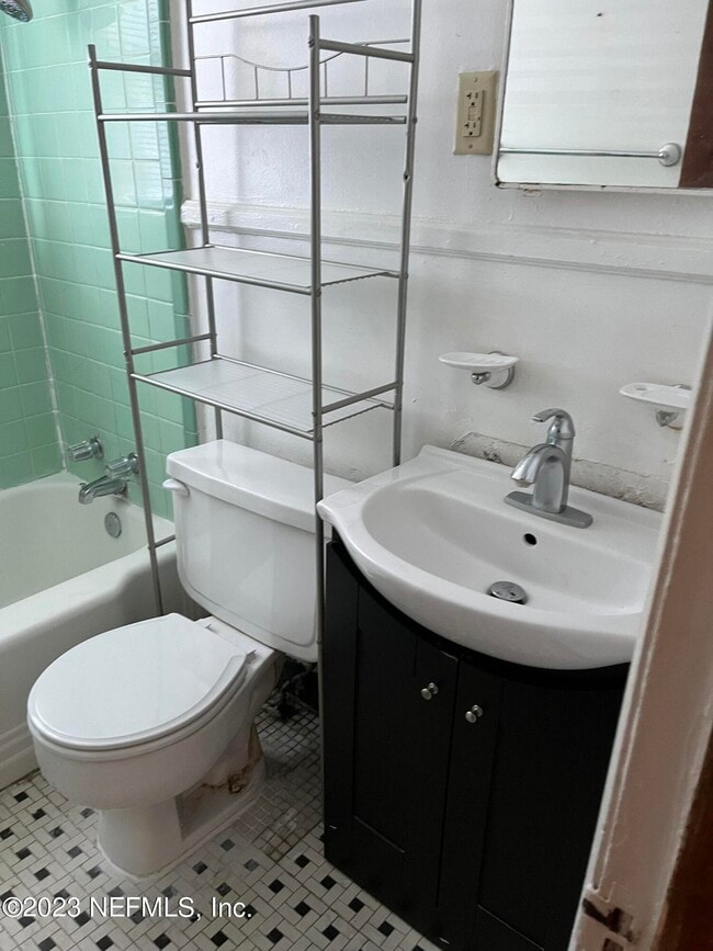 Building Photo - 825 Goodwin St