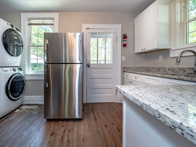 Building Photo - Oversized Renovated Downtown Cottage
