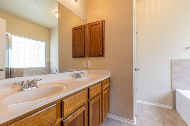 Building Photo - 906 Ashbury Bluff