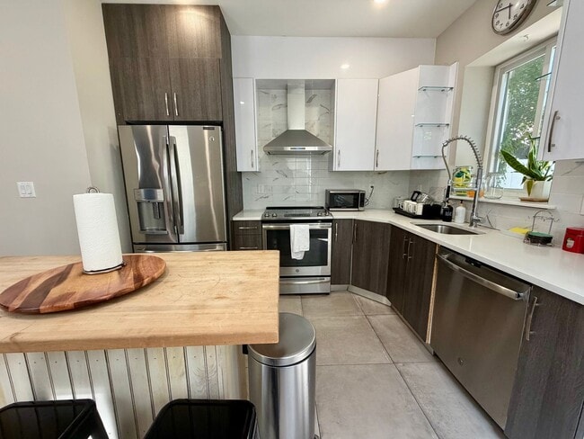 Building Photo - 2007 E York St