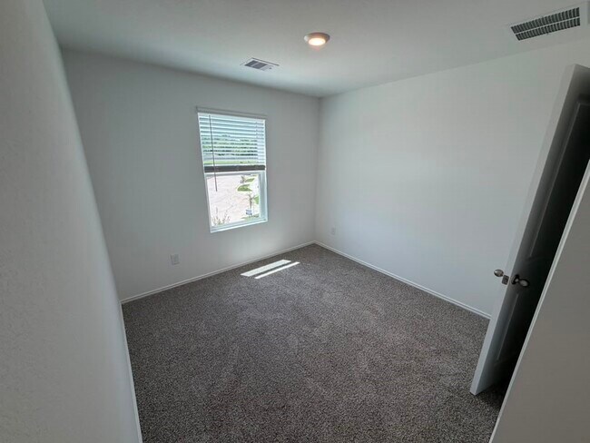 Building Photo - 6003 Pineapple St