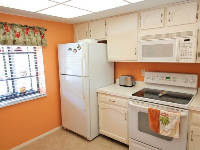 Building Photo - Seasonal Short-Term 2-Bedroom 2-Bathroom 2nd Floor Condo located at Mission Lakes!