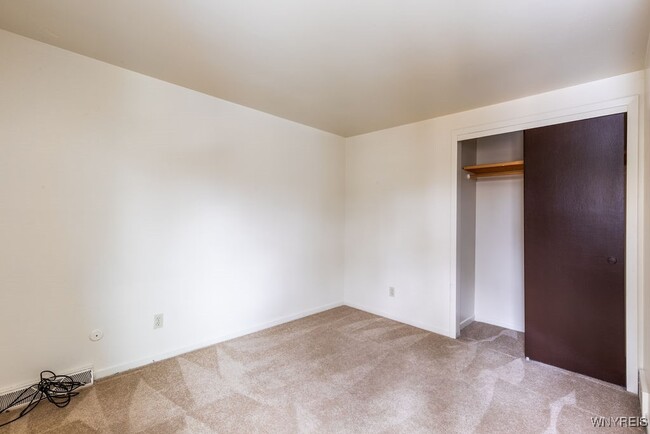Building Photo - 140 Ayrault Dr