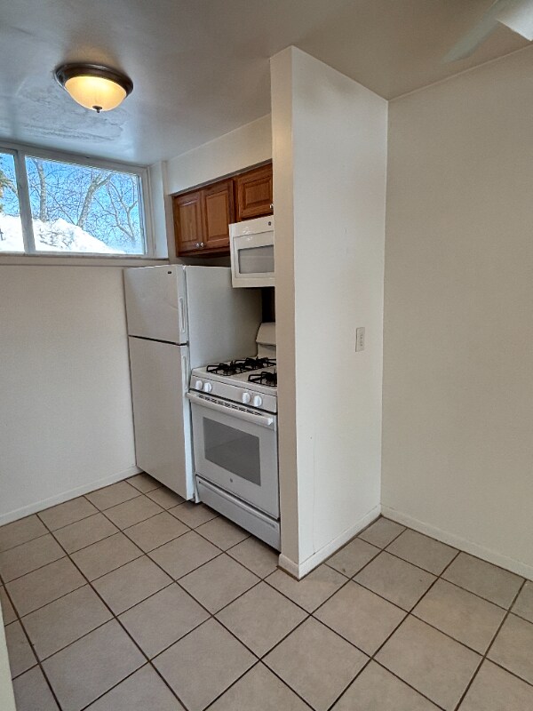 Building Photo - 156 Summit View Ct