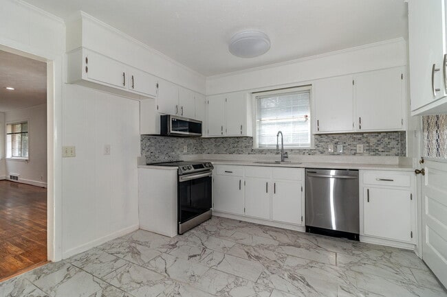 Building Photo - 2113 Cresswell Dr