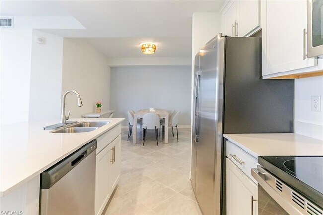 Building Photo - 15345 Grn Acrs Ave