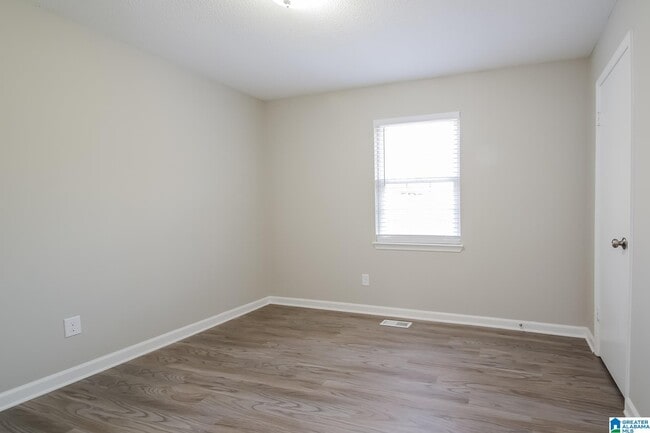 Building Photo - 1003 Oak Blvd