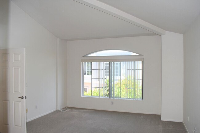 Building Photo - 3 Bedroom Townhome in La Jolla Village