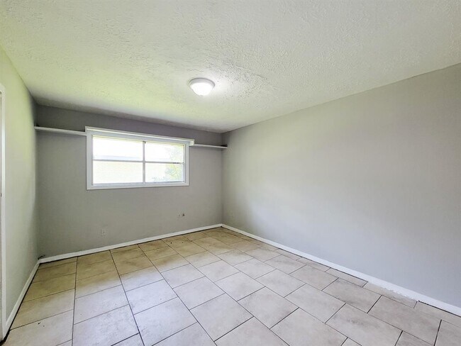 Building Photo - 1703 Raintree Dr