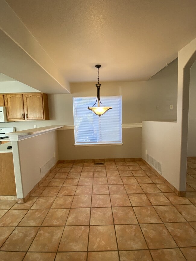 Building Photo - 4 bedroom - Montero