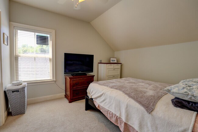 Building Photo - FULLY FURNISHED-  AVAILABLE NOW! 3 Bedroom / 3 Bath Fully- Furnished Brick home