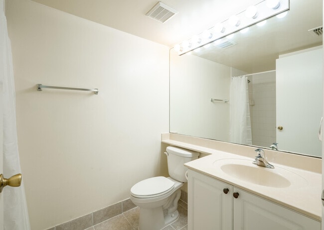 Building Photo - 1300 Crestwood Ct S