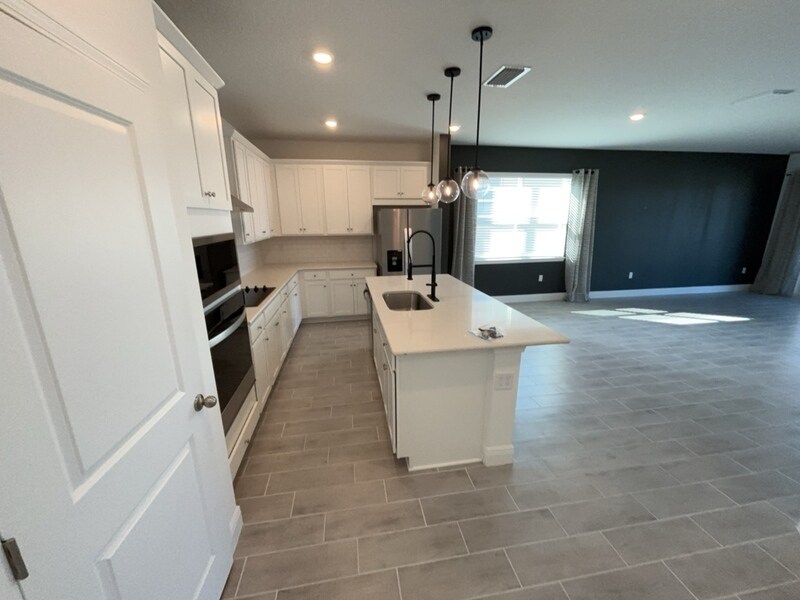 Building Photo - 2028 Sunshine Peak Dr