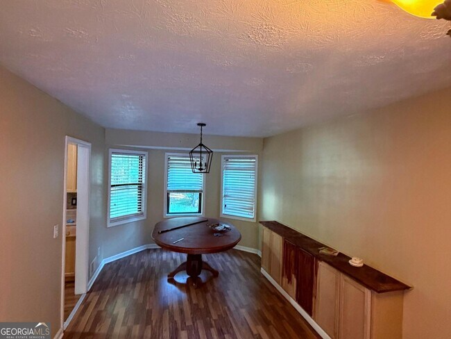 Building Photo - 3443 Deshong Dr SW