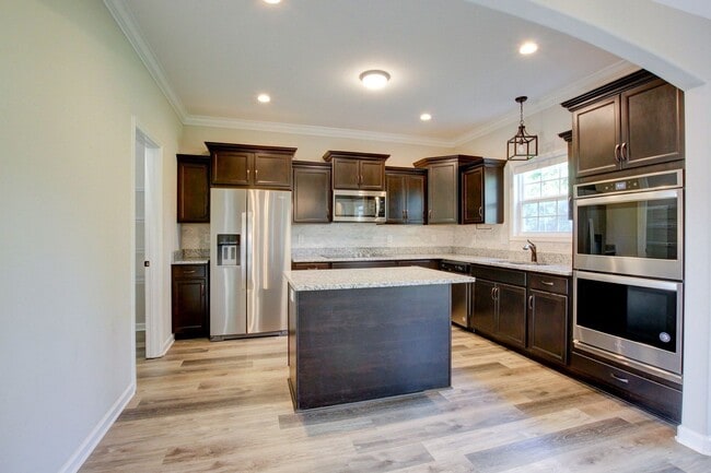 Building Photo - Huge 5 bed 3 ba.  Gorgeous House Near Post...