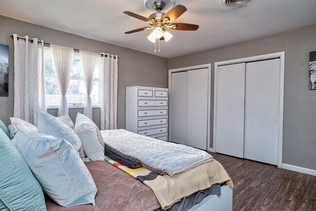 Building Photo - Pre-Leasing - 3 bed 2 bath