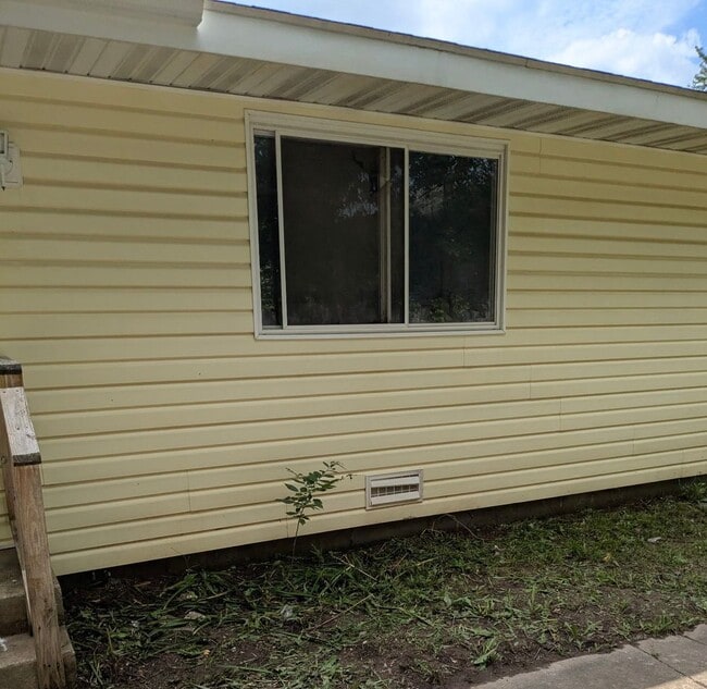 Building Photo - 2 Bedroom | 1 bath - Remodeled Unit Locate...
