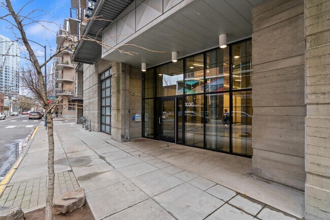 Building Photo - **FURNISHED** Streetcar Lofts studio w/parking/storage/Juliette balcony/fitness center/courtyard ...