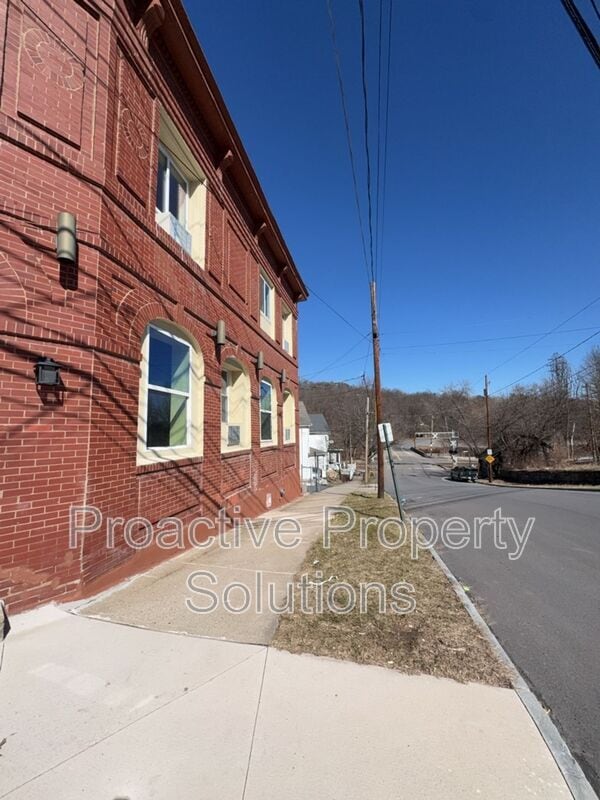 Building Photo - 730 N Main St
