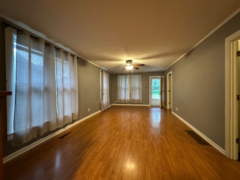 Building Photo - 252 S Oak St