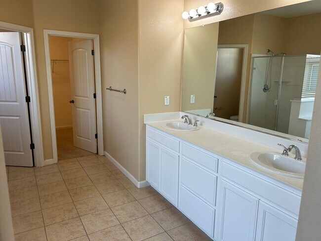 Building Photo - Beautiful 4 Bedroom 3 Bathroom in Quiet Neighborhood with SOLAR