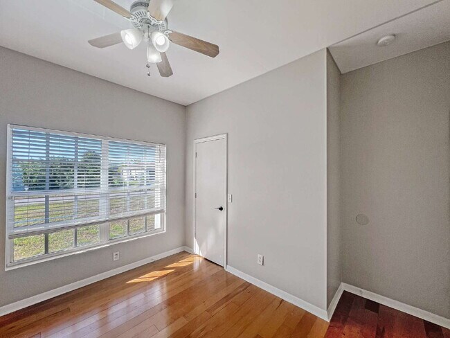 Building Photo - 906 Alfreda Ave