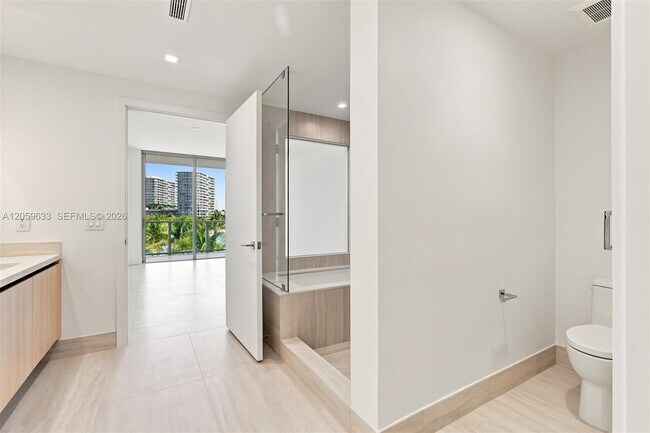 Building Photo - 2411 Laguna Cir
