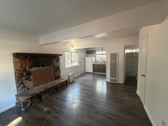 Building Photo - 1335 Kyburz Ave