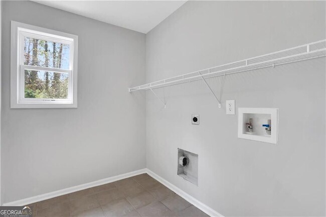Building Photo - 2431 Woodside Way