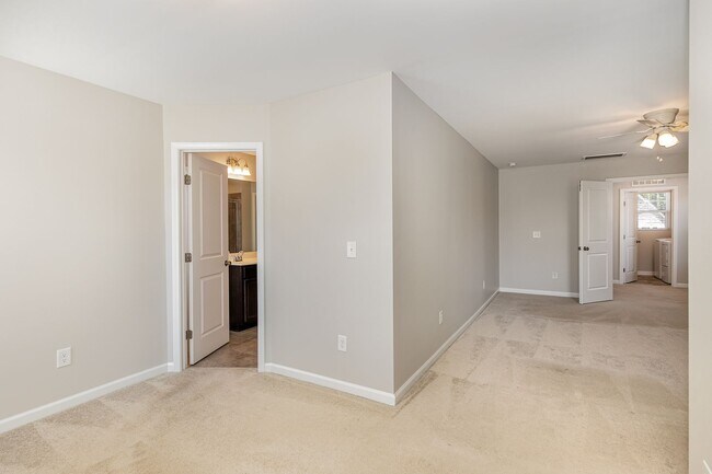 Building Photo - Beautiful 3BR 2.5BA plus a spacious loft! ...