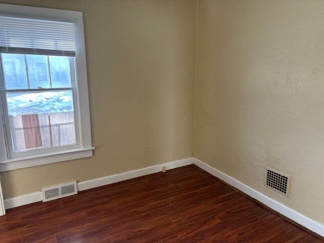 Building Photo - 3 Bedroom House