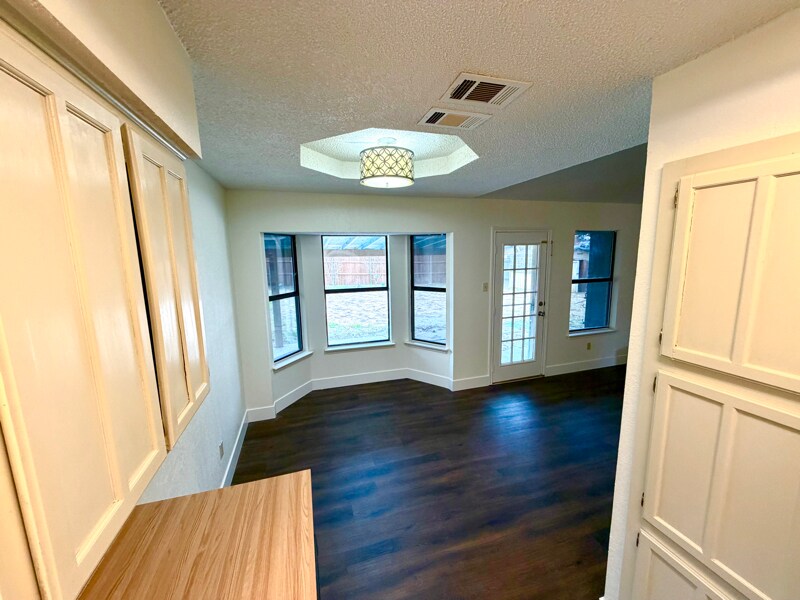 Building Photo - 800 Nicole Dr