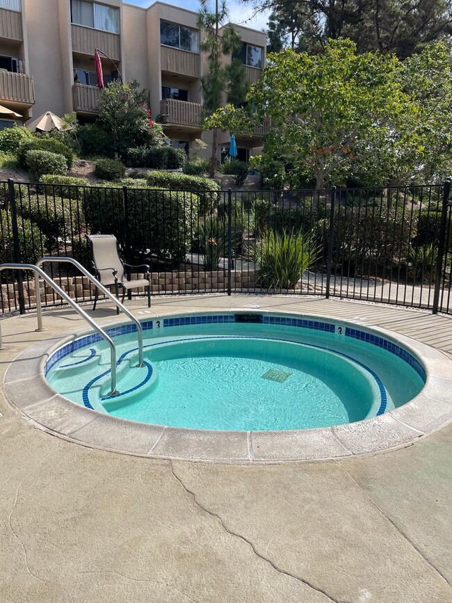 Building Photo - Spacious 2 Bedroom Condo next to the Pool ...