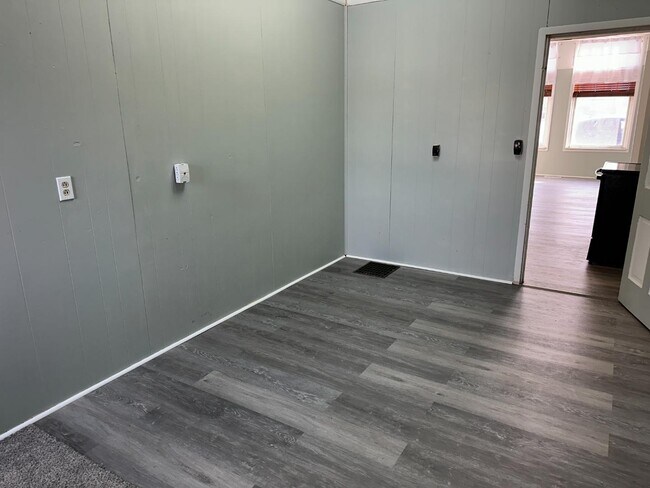 Building Photo - 752 Main St