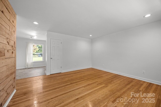 Building Photo - 136 Kent Dr