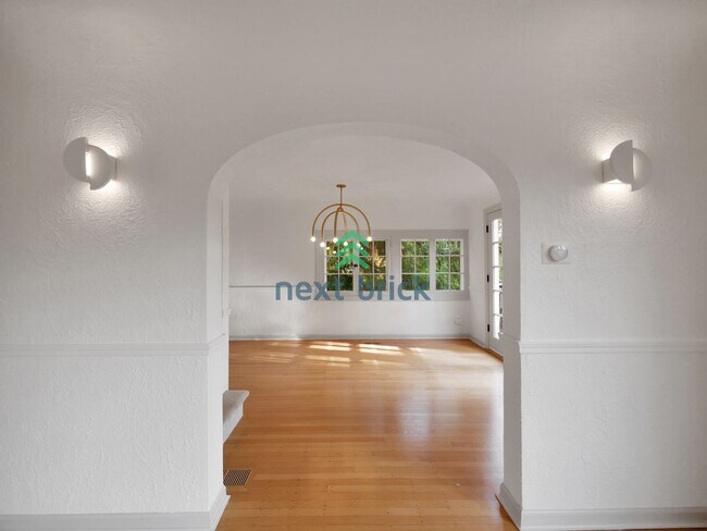 Building Photo - A beautiful 3 bed and 2 bathroom house for rent