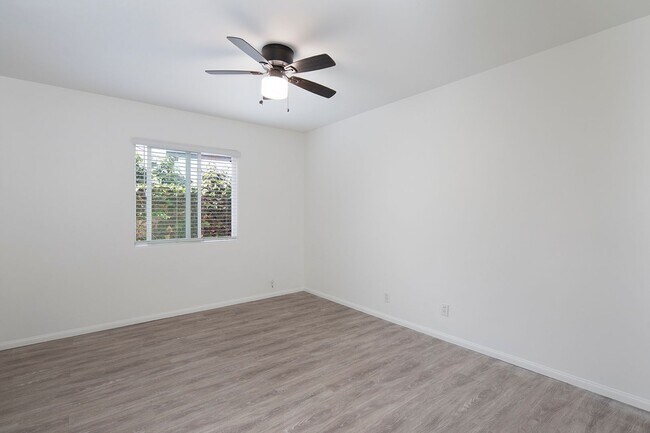 Building Photo - *OPEN HOUSE: 8/22 10AM-12PM* 2BR in Carlsb...