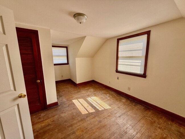 Building Photo - Four bedroom, 2 bath house in Burlington