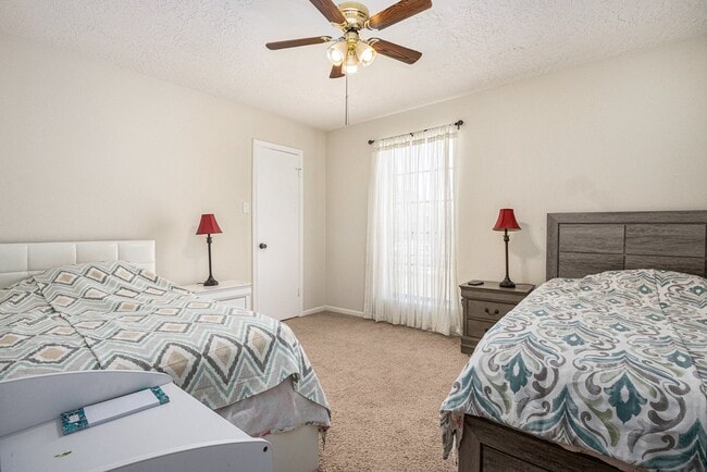 Building Photo - 800 Country Pl Dr