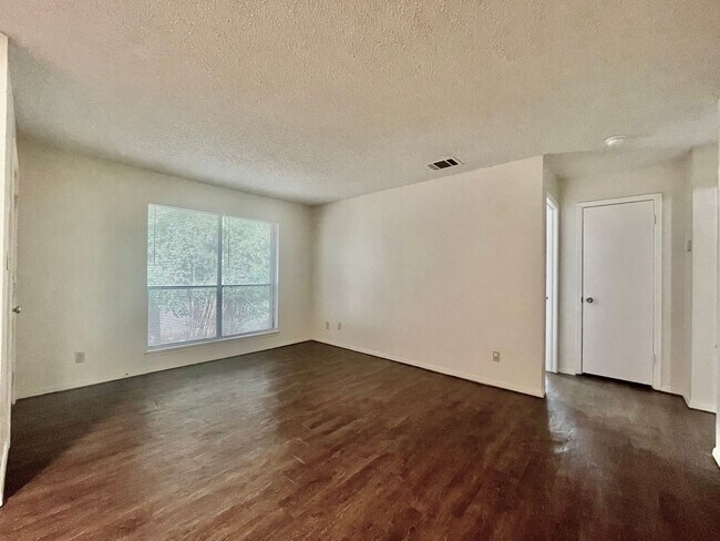 Building Photo - Spacious 2 Bedroom Apartment - Parking - N...