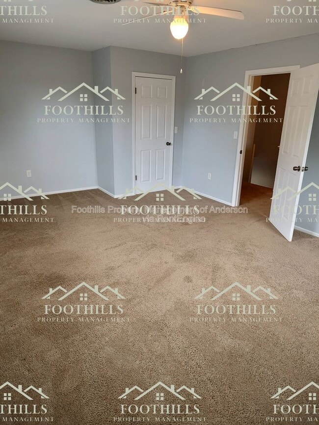 Building Photo - 213 Lake Forest Cir